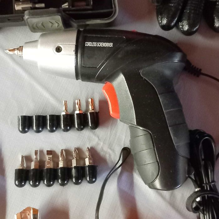 herramientas variadas en tres taladro y otros