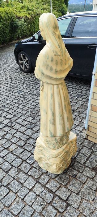 Estátua Maria da fonte