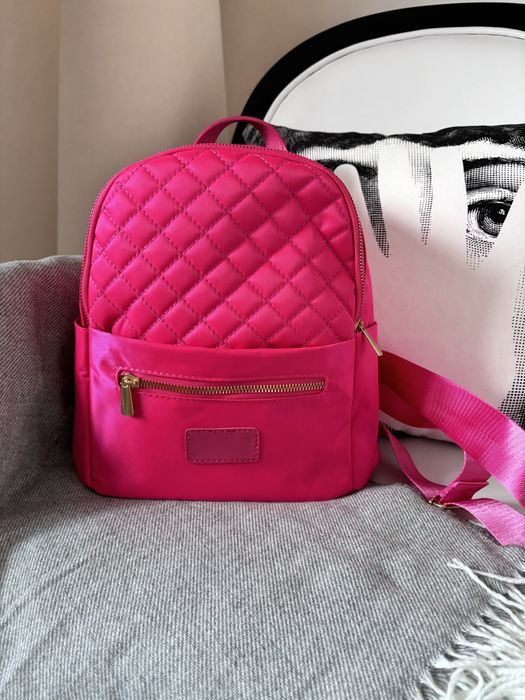 Mochila nova de cor rosa fuscia.