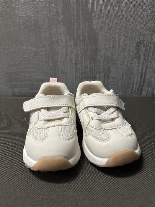 Кросівки на дівчинку