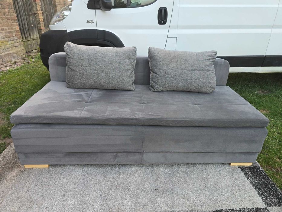 Sofa z funkcją spania i pojemnikiem na pościel