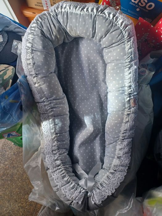 Ninho cinzento e branco