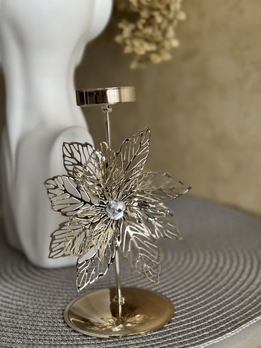 Золотистий кований свічник квітка