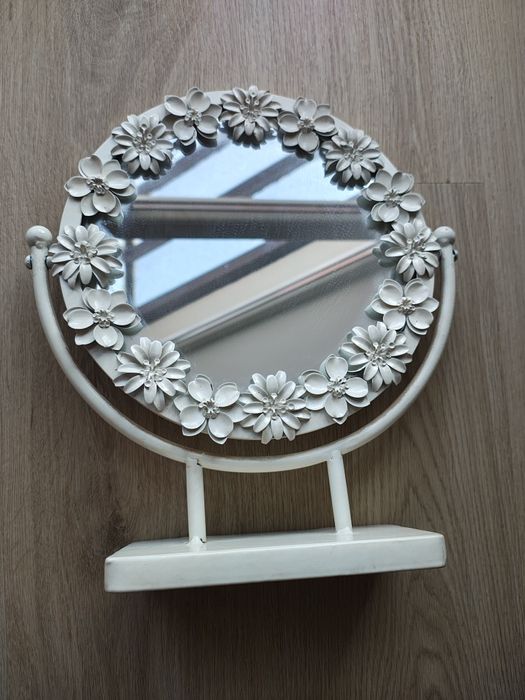 Ozdobne lusterko do makijażu