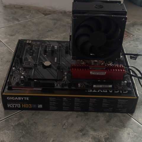 Sprzedam Procesor Intel Core i5-9400F,  Płyta główna Gigabyte H370 HD3, Pamięci RAM Corsair Vengeance LPX, , 2400MHz, CL14