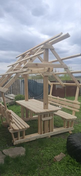 Стіл садовий під дахом