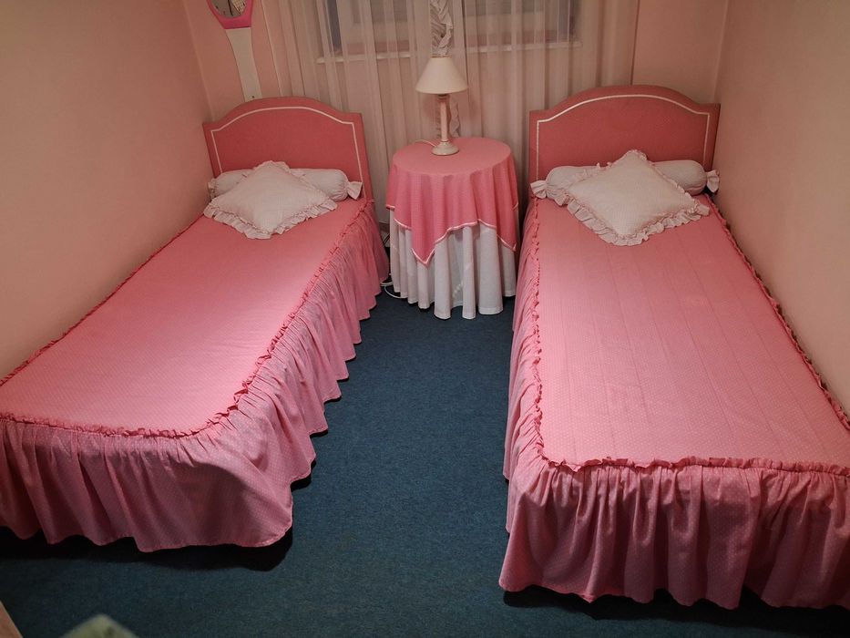 2 Camas em Madeira com Coberta