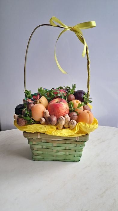 Подарочная корзина, букет и ящик с фруктами