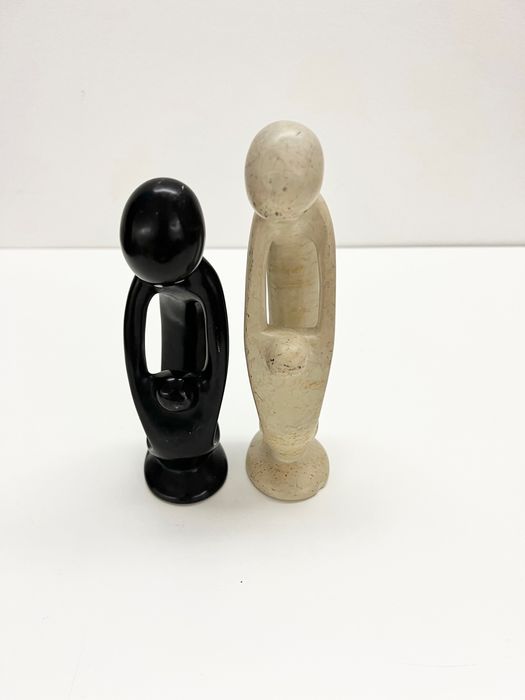 Duas estátuas em pedra