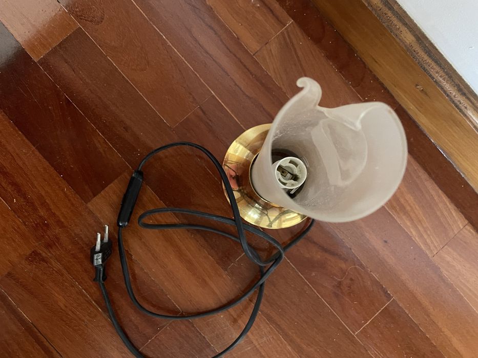 Candeeiro de mesa dourado e vidro baço