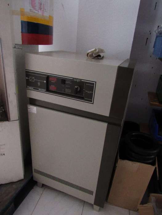 Armário de energia e acumulador