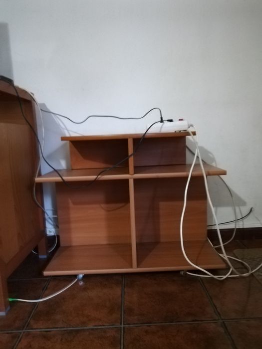 Mesa e tensível, 8 Cadeiras, Louceiro e Móvel TV