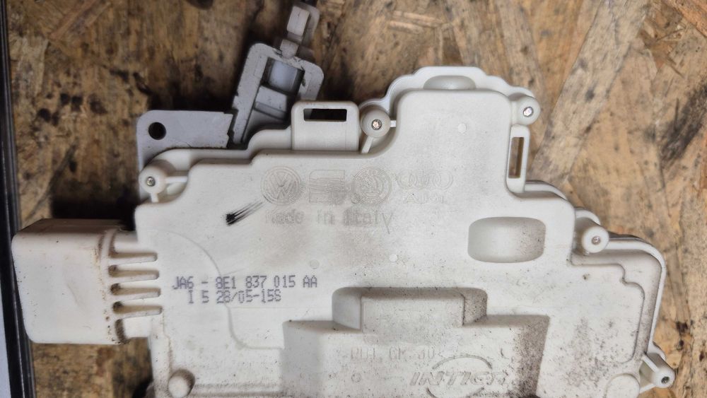 Fechadura Frente Esquerda Audi A4 B6 B7 A3 8P A6 C6 R8 Seat Exeo 8E1837015AA