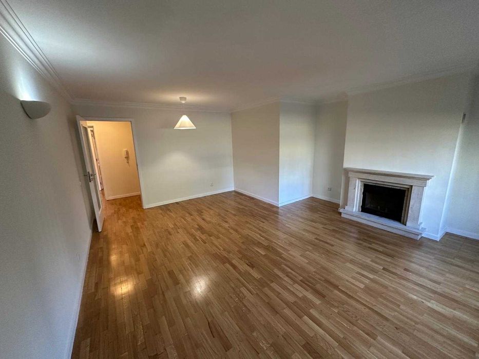 Arrenda-se T2 remodelado c/ garagem Sra da Hora junto ao metro