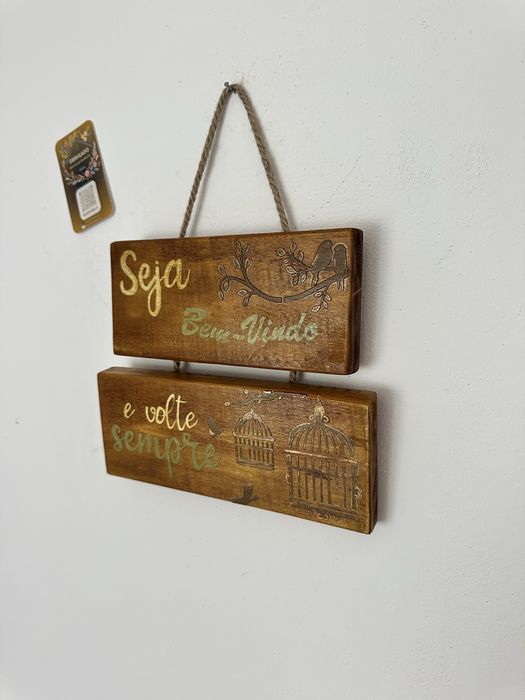 Placa decorativa em madeira