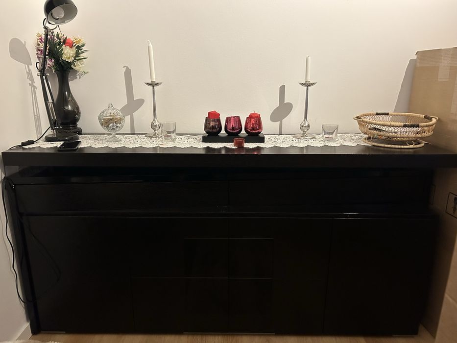 Aparador en madeira wengué, com zonas lacadas em preto semi-brilhante.