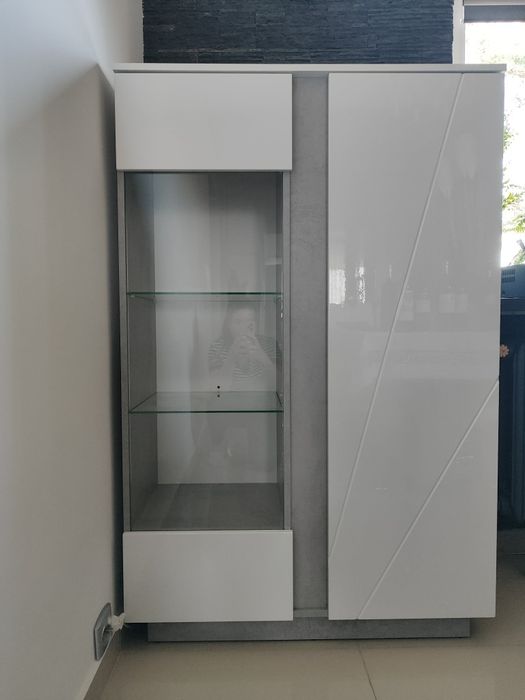 Elegancka witryna z oświetleniem LED