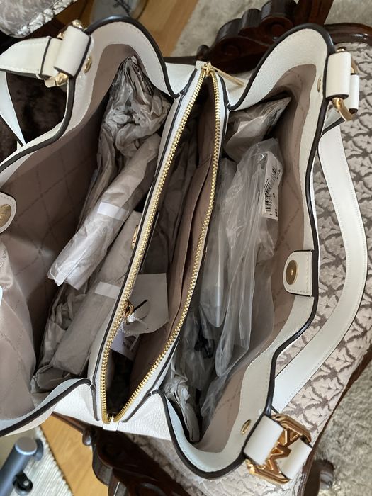 Carteira XL -MICHAEL KORS  estrear pele branca, lindissima!