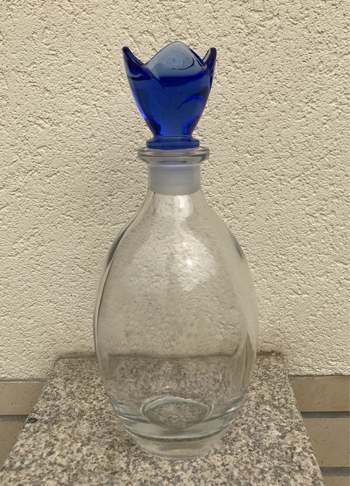 Garrafa com tampa azul marinha