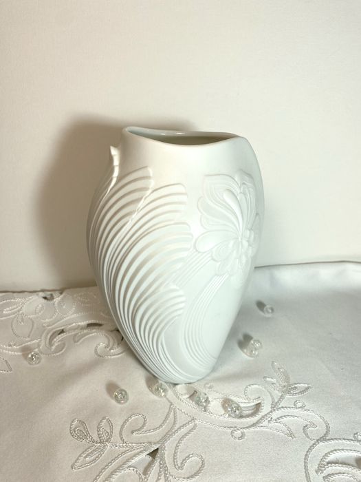 Ваза із білого бісквіту ваза „AK Kaiser“ White Bisque