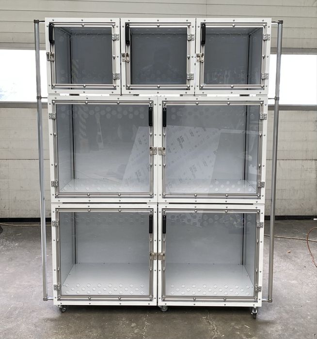 Klatki weterynaryjne modułowe – zestaw 7 boksów.  Producent