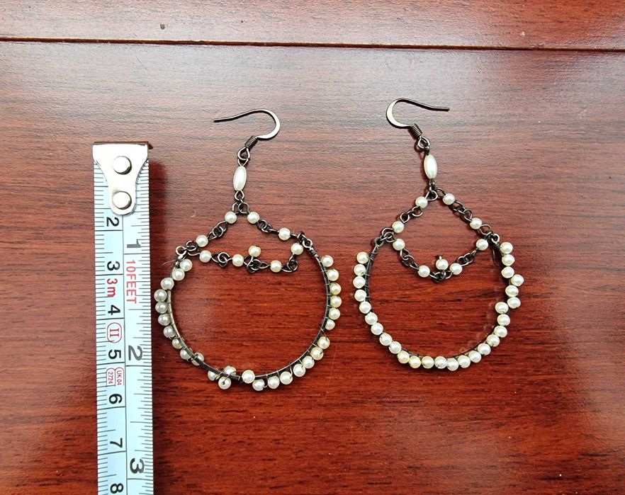 Brincos compridos e redondos com bolinhas brancas/ cremes