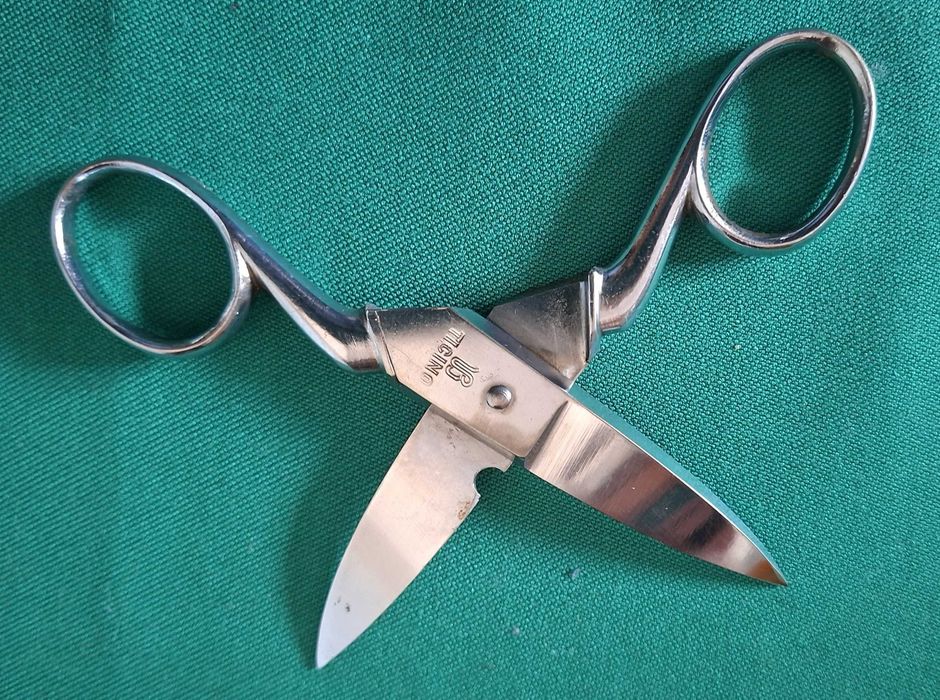 Tesoura Bedima Ticino, com pontas curvas, em aço inox, vintage