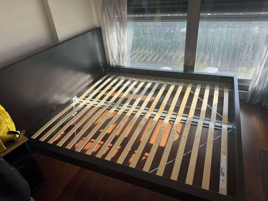 Um design simples com chapa de madeira maciça.Comprado no IKEA.