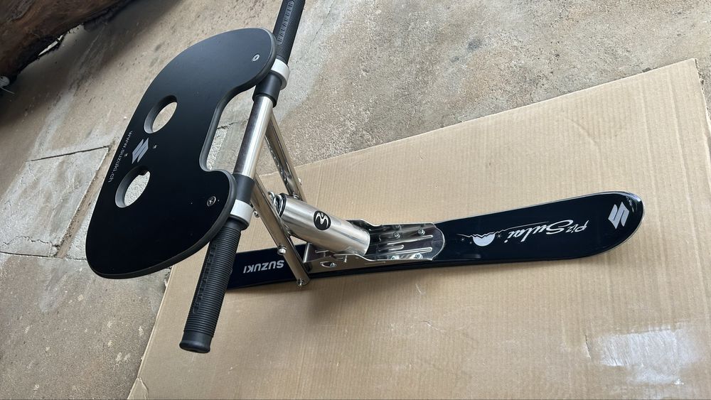 Mono ski para divertimento na neve.