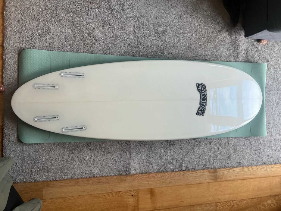 Prancha de Surf Source 5’10" Handshaped com capa FCS