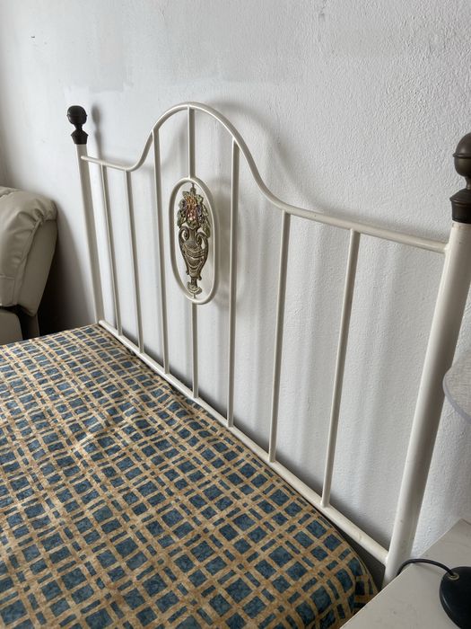 Cama de casal de ferro branco