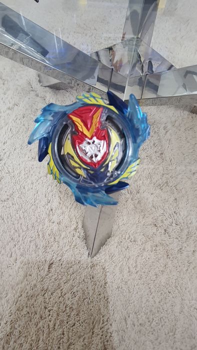 3 beyblades com 3 propulsores e uma arena