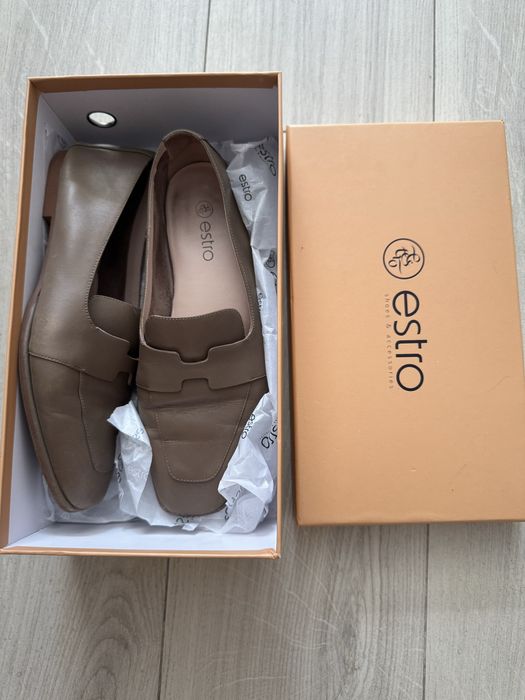 Жіночі шкіряні лофери Estro