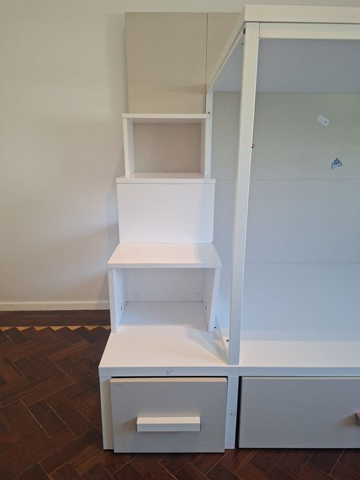 Beliche com 3 camas, escada e arrumação