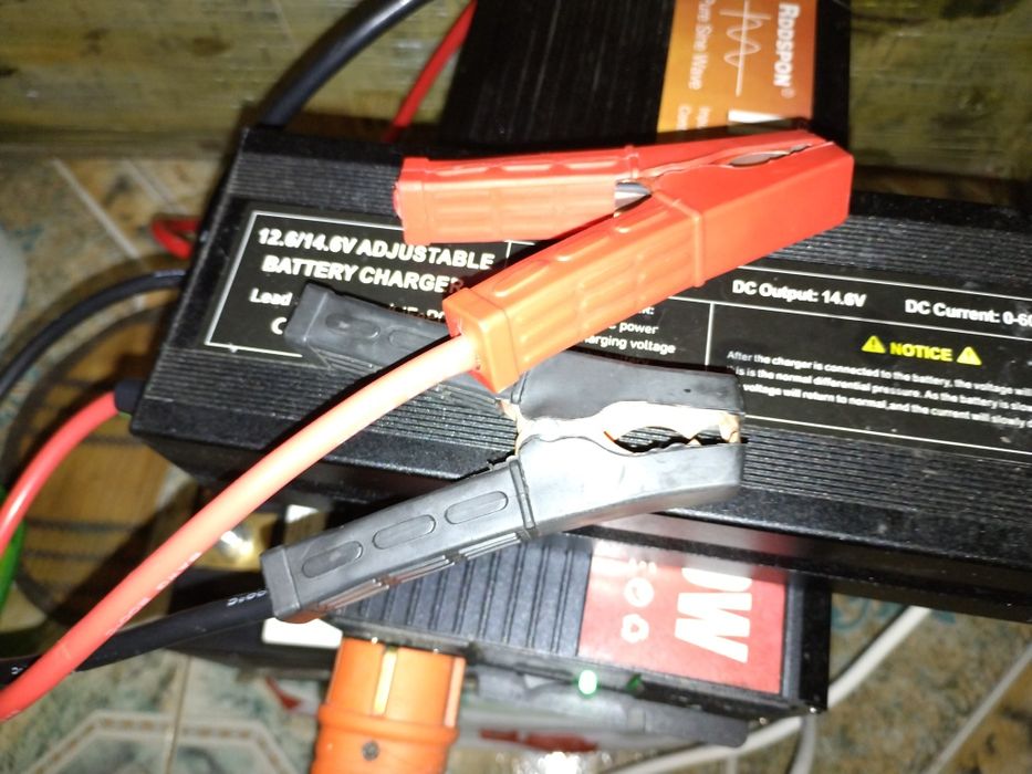 Зарядна станція. Акумулятор,  джерело бесперебійного живлкння, інверто