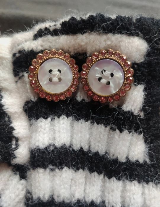 Krótki sweter w paski New Look. Piękne biżuteryjne guziki na ramionach