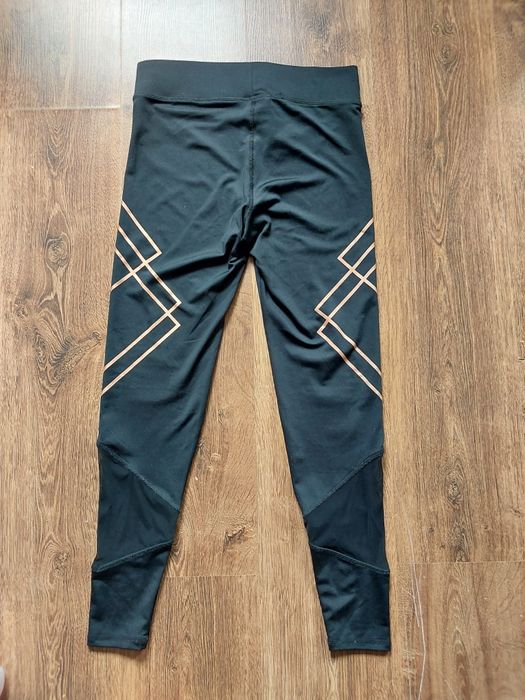 Czarne legginsy do ćwiczeń