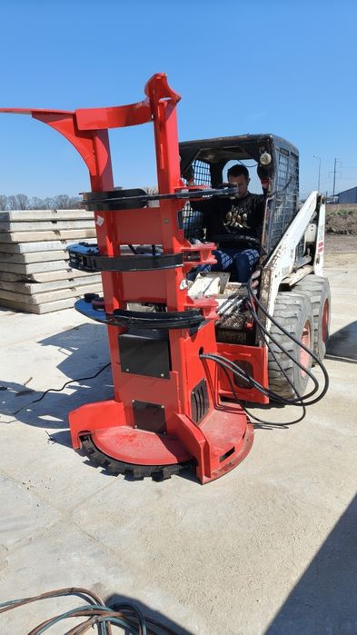 Głowica ścinkowo-pakietująca do biomasy do ładowarek skid-steer