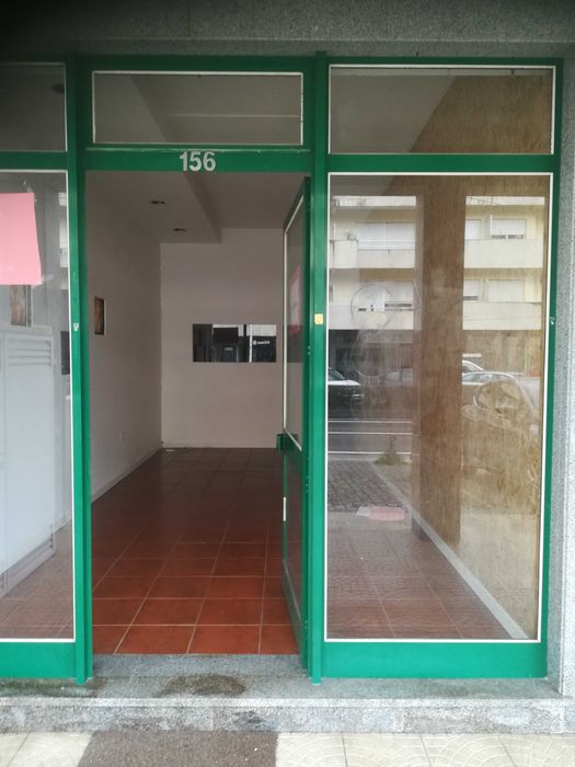 Aluga-se espaço comercial