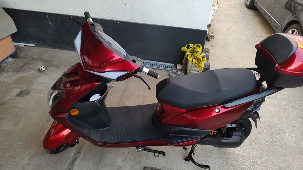 Scooter elétrica nova em folha