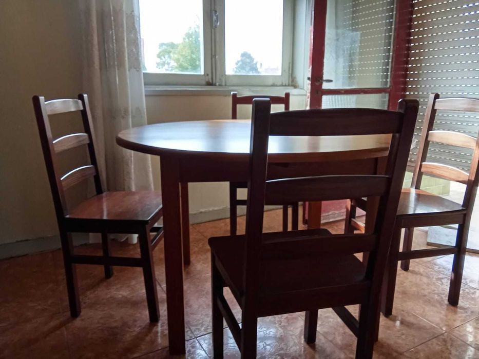 1 mesa /4 cadeiras / 1 poltrona + 1 sofá/ 1 móvel entrada + espelho