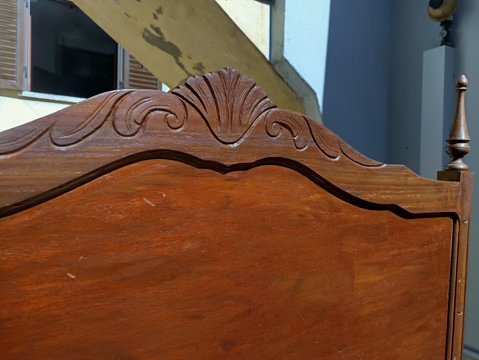 Cama de solteiro em madeira vintage