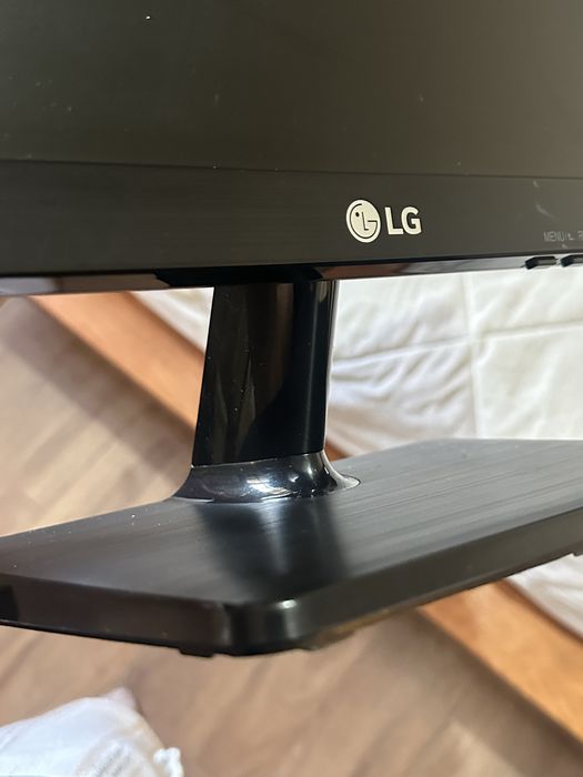 Monitor LG 19” LED (19M37A) com suporte, cabo VGA e transformador
