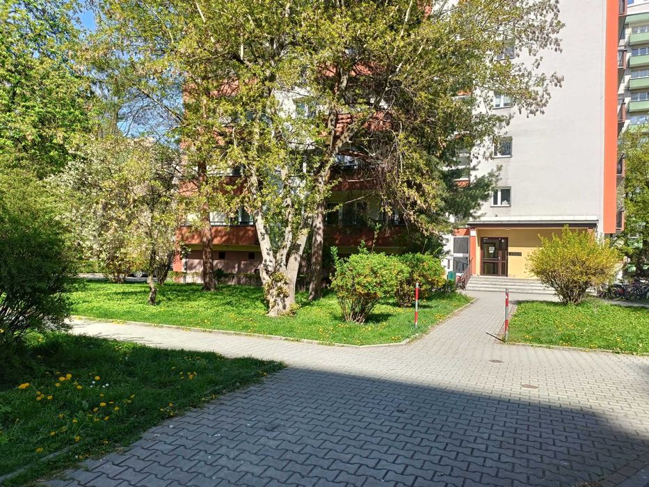 2 pok 48,8 m2 na ul. Al. Pokoju posiada balkon oraz piwnice
