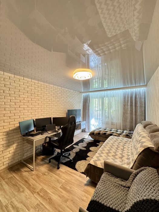 Продам 3к жм Красный Камень ул Савкина кирпичный дом