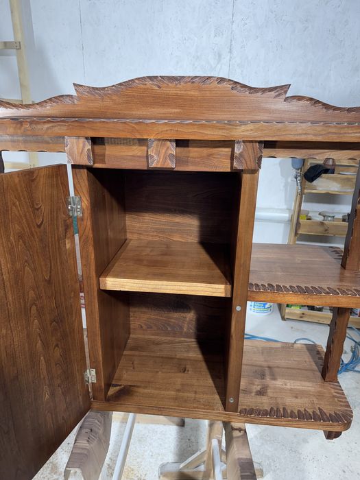 Комод із натурального дерева.