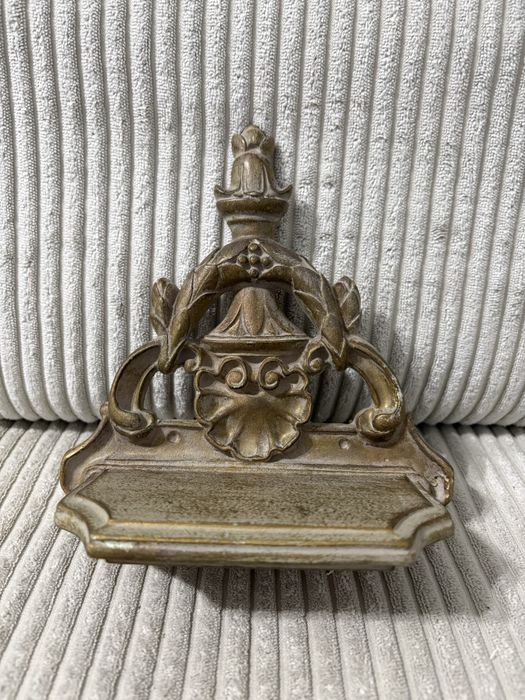 zabytkowy wspornik półki lub ozdoba kominkowa.