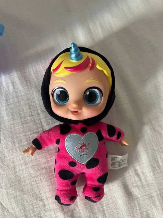 Boneca bebé com fato de joaninha, berço unicórnio e Babycorns