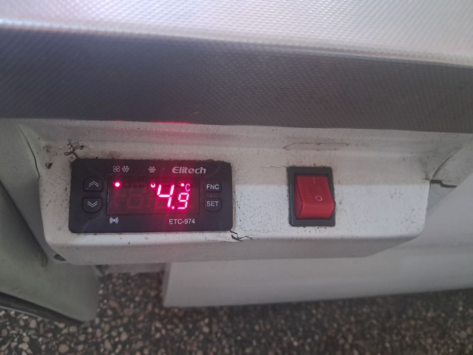 Терміново продам холодильну вітрину 2 м