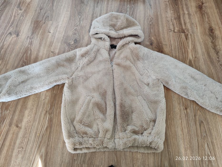 Kurtka futerko ze ściągaczami z kapturem zapinana na zamek